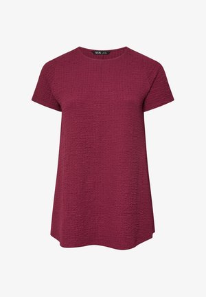 Chemisier rouge foncé texturé à manches courtes avec encolure ronde et ourlet légèrement évasé.