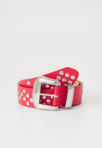 Cintura in pelle rossa con borchie metalliche, una fibbia rettangolare argento e una finitura liscia. I dettagli includono cuciture intricate lungo i bordi.