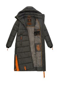Lång, vadderad kappa i svart med orange detaljer. Har dragkedja, hög krage, sidofickor och ribbade ärmslut. Insidan har tryckt logotyp.