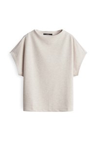 Top beige a maniche corte, morbido e con un taglio ampio, con scollatura rotonda e una sottile texture orizzontale, presentato su uno sfondo bianco.