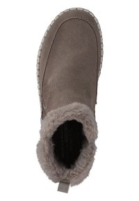 Bottines en suède gris à enfiler avec doublure en fausse fourrure, bords cousus et semelle en caoutchouc texturé. Comprend une boucle pour un enfilage facile.