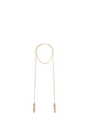 Delicata collana tono oro con anello di catena intrecciata e due lunghi fili sottili che terminano con piccoli ciondoli a forma di foglia.