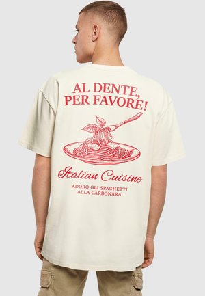 AL DENTE PER FAVORE - Print T-shirt - sand