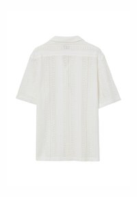 Chemise blanche à manches courtes en tissu tricoté texturé. Dotée d'un col et de rayures verticales à motif. Vue arrière affichée.