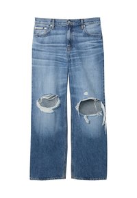 Blaue Jeans aus Denim mit großen aufgerissenen Löchern auf beiden Knien und einem kleinen Calvin Klein-Label auf der rechten Vorderhosentasche.