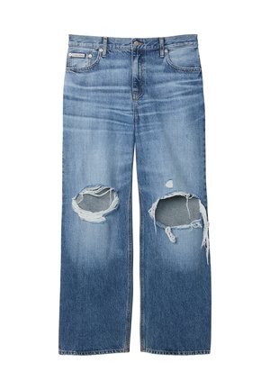Jeans di denim blu con grandi buchi strappati su entrambe le ginocchia e una piccola etichetta Calvin Klein sulla tasca anteriore destra.