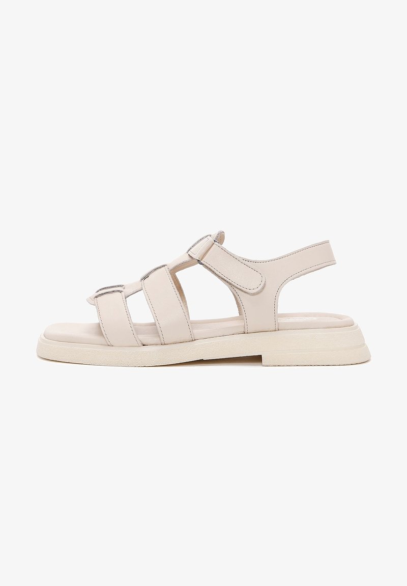 Sandale beige à bout ouvert avec trois brides réglables et une semelle rembourrée, conçue pour le confort et un usage quotidien.