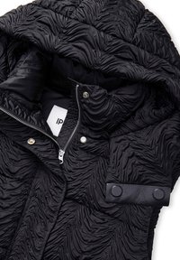 Czarna puchowa kurtka z teksturowanej tkaniny z falistym wzorem, z zapięciem na zamek błyskawiczny i zatrzaskami na mankietach. Widoczne podszycie.