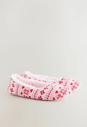 Roosa ja punane kootud susside paar, millel on lumehelbe ja südame mustrid, pehme karvane vooder ning väiksed paelad peal.