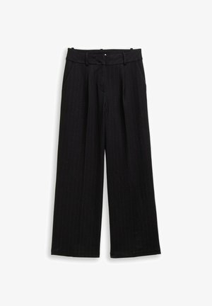 Schwarze Nadelstreifen-Hosen mit weitem Bein, Gürtelschlaufen, Vorderfalten und Seitentaschen auf weißem Hintergrund.