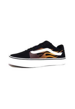 Sneaker in tela nera con suola bianca, caratterizzata da una decorazione a fiamma arancione e gialla sul lato, e dettagli del logo in bianco.