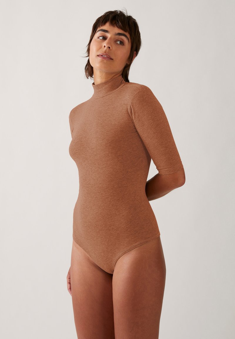 Brauner Mock-Neck-Bodysuit aus einem weichen, strukturierten Stoff. Mit kurzen Ärmeln und einem figurnahen Design, das die Silhouette betont.