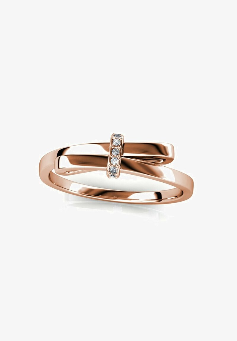 Roze gouden ring met een verweven ontwerp en een cluster van vijf ronde, heldere stenen die in de band zijn verwerkt. Glad, gepolijst afwerking.