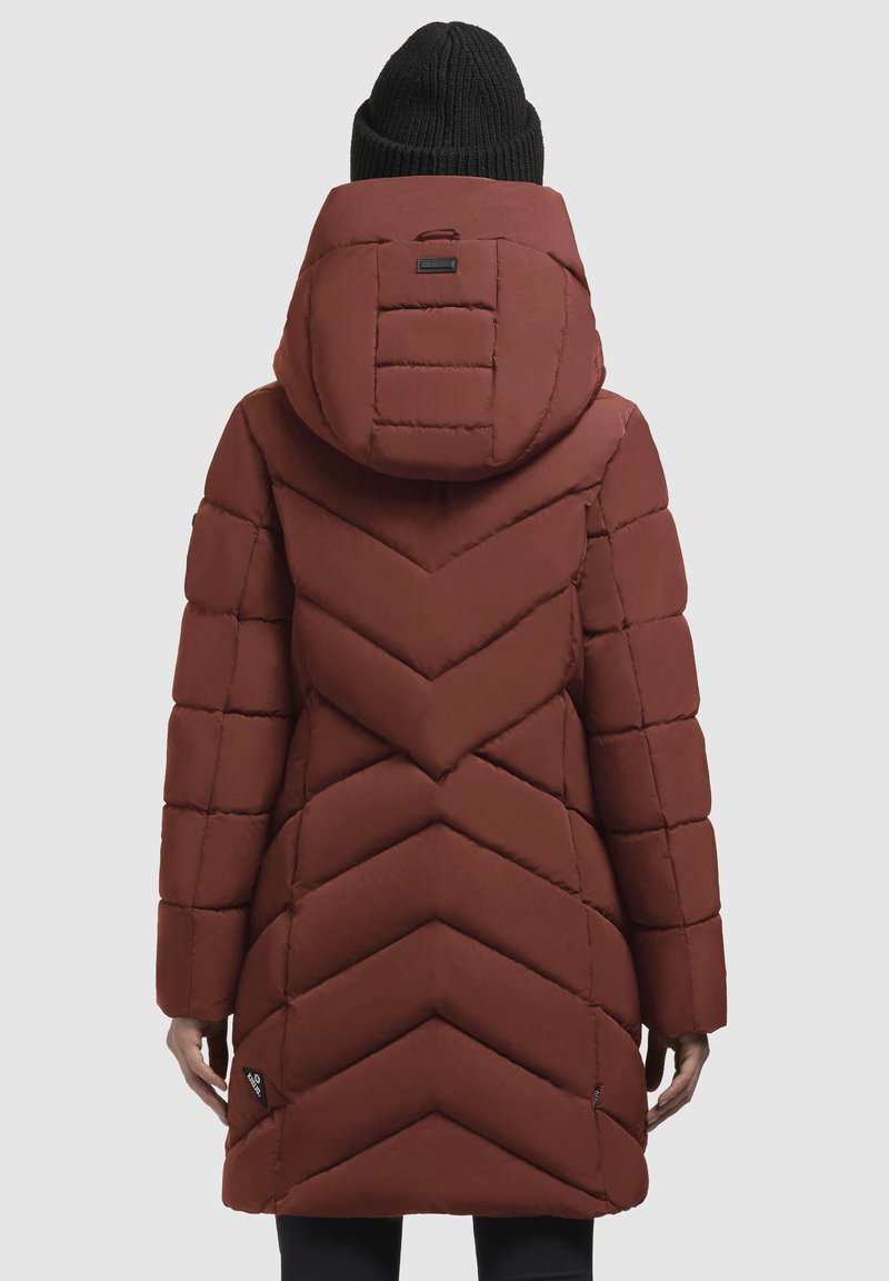 Giacca imbottita rossa con motivo a chevron, dotata di un ampio cappuccio e tasche laterali, realizzata in materiale liscio e resistente.