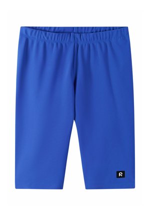 Niebieskie sportowe szorty do kolan z elastycznym pasem i małą czarną naszywką z logo na dolnej, prawej nodze.