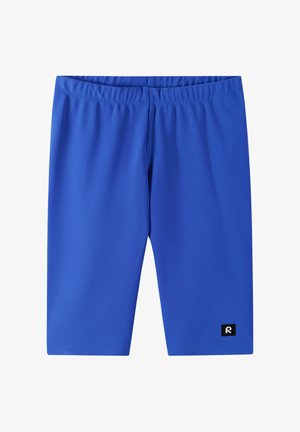 Niebieskie sportowe szorty do kolan z elastycznym pasem i małą czarną naszywką z logo na dolnej, prawej nodze.