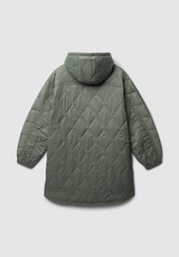 Giacca trapuntata lunga color verde oliva con cappuccio, polsini elasticizzati e motivo a rombi, mostrata da dietro su uno sfondo chiaro.