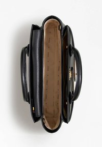 Mustakasta tekstiilipintaa oleva nahkabägi kaksinkertaisilla kahvoilla, avoin yläosa paljastaen beige kangaspäällyste, jossa on painettu "GUESS"-logoja.