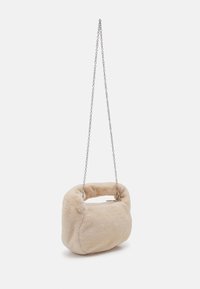 Sac à épaule en fausse fourrure beige avec une forme arrondie, une surface texturée et une bandoulière en chaîne argentée. Dispose d'une poignée supérieure pour le transport.