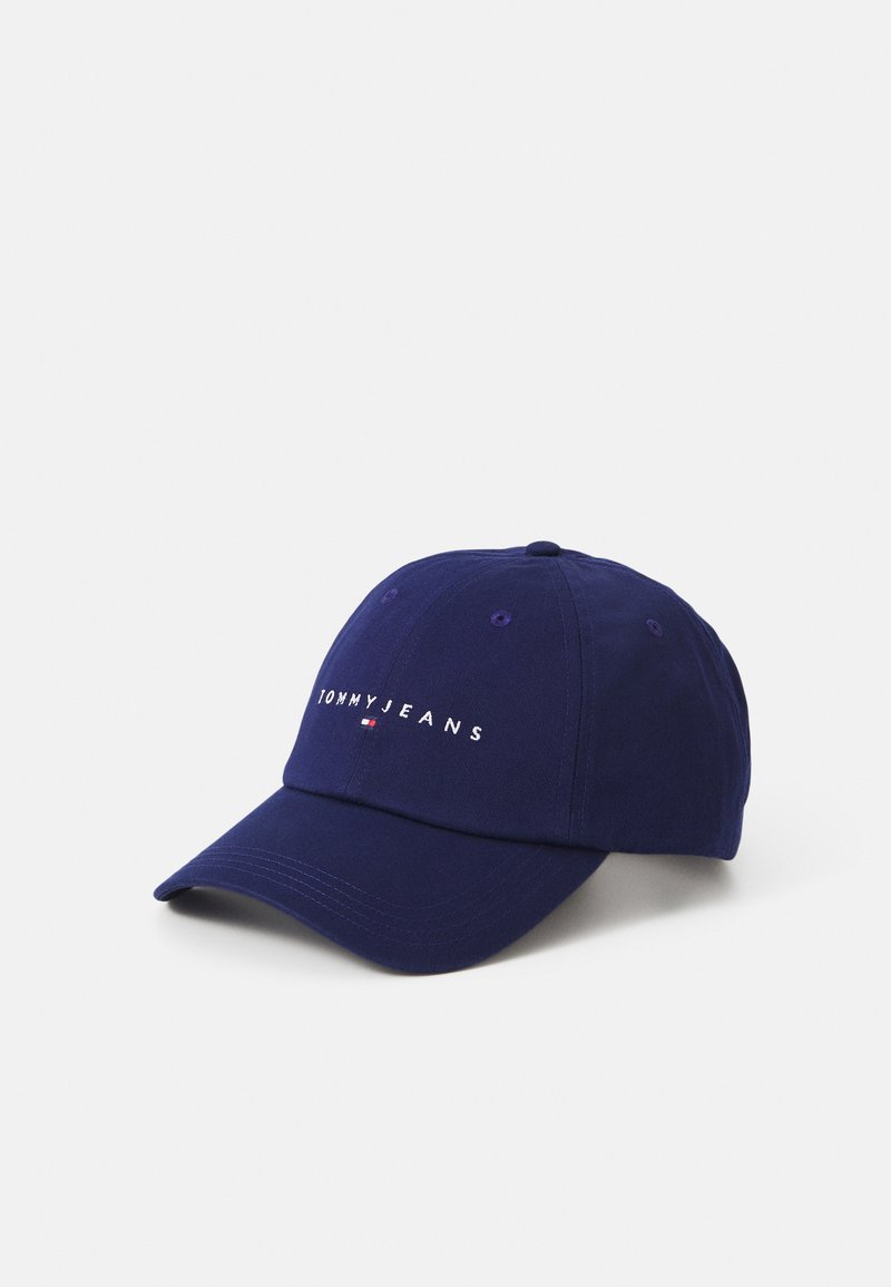 Căciulă de baseball navy cu logo-ul brodat "TOMMY JEANS". Fabricată din material textil, are o margine curbată și orificii de ventilație pentru respirabilitate.