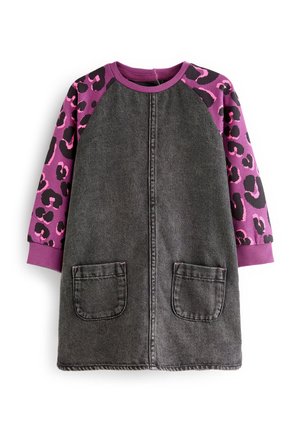 Robe à manches longues pour enfants avec corps en denim gris foncé et manches ainsi que col imprimés léopard violet, dotée de deux poches avant.