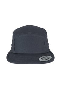 Donkergrijze pet van stof met een plat vizier, gestikte details, verstelbare band en een ronde logopatch aan de zijkant.