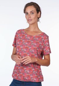 Florales Kurzarmoberteil in einem rosa Grundton mit mehrfarbigen Blumenmustern. Weicher Stoff mit rundem Halsausschnitt und lockerer Passform.