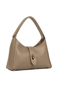 Borsa in pelle testurizzata taupe con un manico superiore singolo, silhouette triangolare e chiusura con clasp in tono oro sulla fascia frontale.