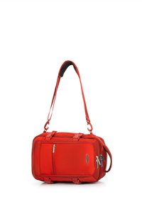 Bolsa de deporte roja hecha de tela duradera, con superficie texturizada, correa de hombro ajustable y dos bolsillos con cremallera y tiradores metálicos.