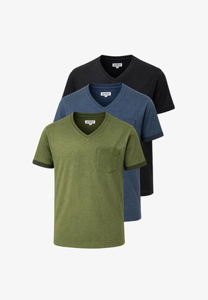 Olivgrünes V-Neck T-Shirt mit einer Tasche, kombiniert mit hellblauen Jeans und grauen Bootsschuhen. Lässiger, lockerer Schnitt und weicher Stoff.