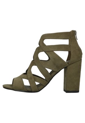 Sandalia de tacón alto de ante verde oliva con puntera abierta, múltiples tiras con recortes y cierre de cremallera trasero.