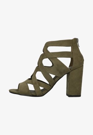Sandalia de tacón alto de ante verde oliva con puntera abierta, múltiples tiras con recortes y cierre de cremallera trasero.