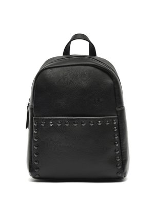 Sac à dos en cuir noir de forme arrondie avec une poche avant bordée de clous ronds noirs, équipé d'une poignée supérieure et d'une fermeture éclair visible.