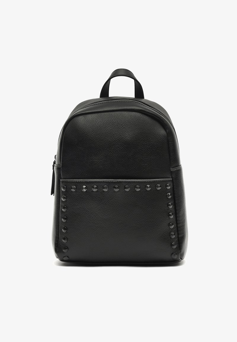 Sac à dos en cuir noir de forme arrondie avec une poche avant bordée de clous ronds noirs, équipé d'une poignée supérieure et d'une fermeture éclair visible.