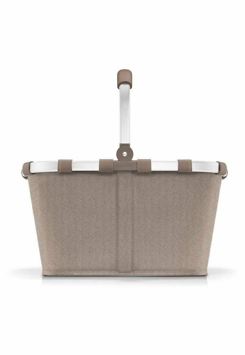 Cesta de picnic de tela gris con un patrón de espiga, marco de metal y un asa vertical para transportar. Presenta acentos beige en la parte superior.