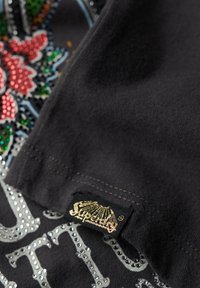 Superdry & Co TATTOO RHINESTONE - Camiseta estampada - charcoal
