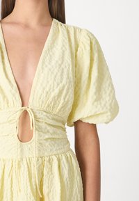 Abercrombie & Fitch PUFF SLEEVE PLUNGE FLOWY - Maxi šaty - pastel yellow