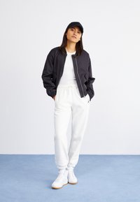 Jordan PANT - Trainingsbroek - sail/black