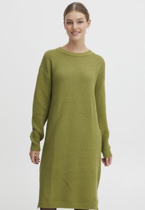 Groene gebreide jurk met een textuurpatroon, lange mouwen, ronde halslijn en geribbelde manchetten en zoom. Middenlange snit met zijsplitten.