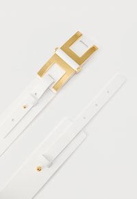 Λευκή δερμάτινη ζώνη με μεγάλο ορθογώνιο αγκράφα σε χρυσό τόνο, σε σχήμα γράμματος Η, εμφανίζοντας και τις δύο άκρες και τις τρύπες για ρύθμιση.