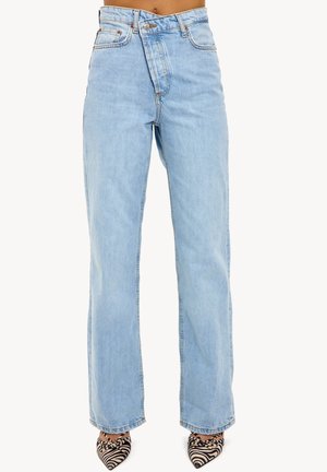 Jean taille haute bleu clair avec une coupe droite, présentant un léger délavage et des détails de couture contrastants.