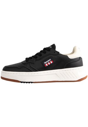 Schwarze Ledersneaker mit einer weißen und Gummi-Sohle, ausgestattet mit einem GANT-Logo-Patch in rot-weißen Streifen und strukturierten Akzenten an den Seiten.