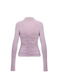 Długozgięty top z miękkiego liliowego materiału z marszczeniami z tyłu i wysokim kołnierzem. Gładka tekstura z dopasowanym krojem.