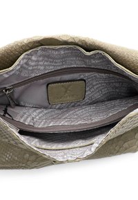 Vaaleanruskea teksturoitu laukku, jossa on eksoottinen kuosi. Sisäpuolessa on kuviollinen vuori ja vetoketjullinen tasku, jossa on bränditagi.