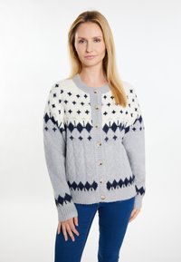 Cardigan grigio lavorato a maglia con un motivo testurizzato, caratterizzato da uno scollo crema e disegni geometrici blu navy. Rifinito con bottoni sul davanti.