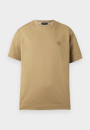 Μπεζ βαμβακερό T-shirt με κοντά μανίκια, στρογγυλή λαιμόκοψη και μικρό τόνολο λογότυπο στο στήθος. Ομαλή υφή, casual σχεδίαση.