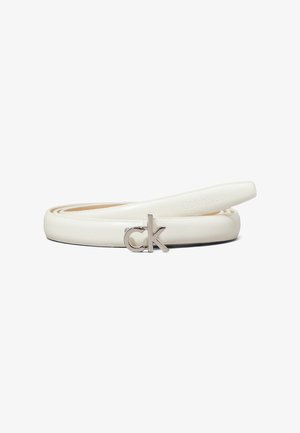 Ceinture fine en cuir blanc enroulée avec une boucle en métal argenté en forme des lettres minuscules c et k.