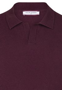 Burgunderfarvet strik polo skjorte med tekstureret krave og halsudskæring, mærket "Felix Hardy," størrelse medium.