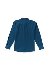Chemise à manches longues en tissu bleu profond. Présente un col classique, des poignets boutonnés, un empiècement au dos et une coupe décontractée. Texture lisse, sans motifs.