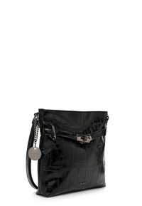 Borsa a tracolla in pelle nera con motivo a coccodrillo, design piatto, hardware in argento, dettaglio a catena e tracolla rimovibile.